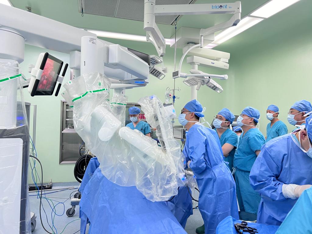 我院泌尿外科完成陕北首例达芬奇机器人手术